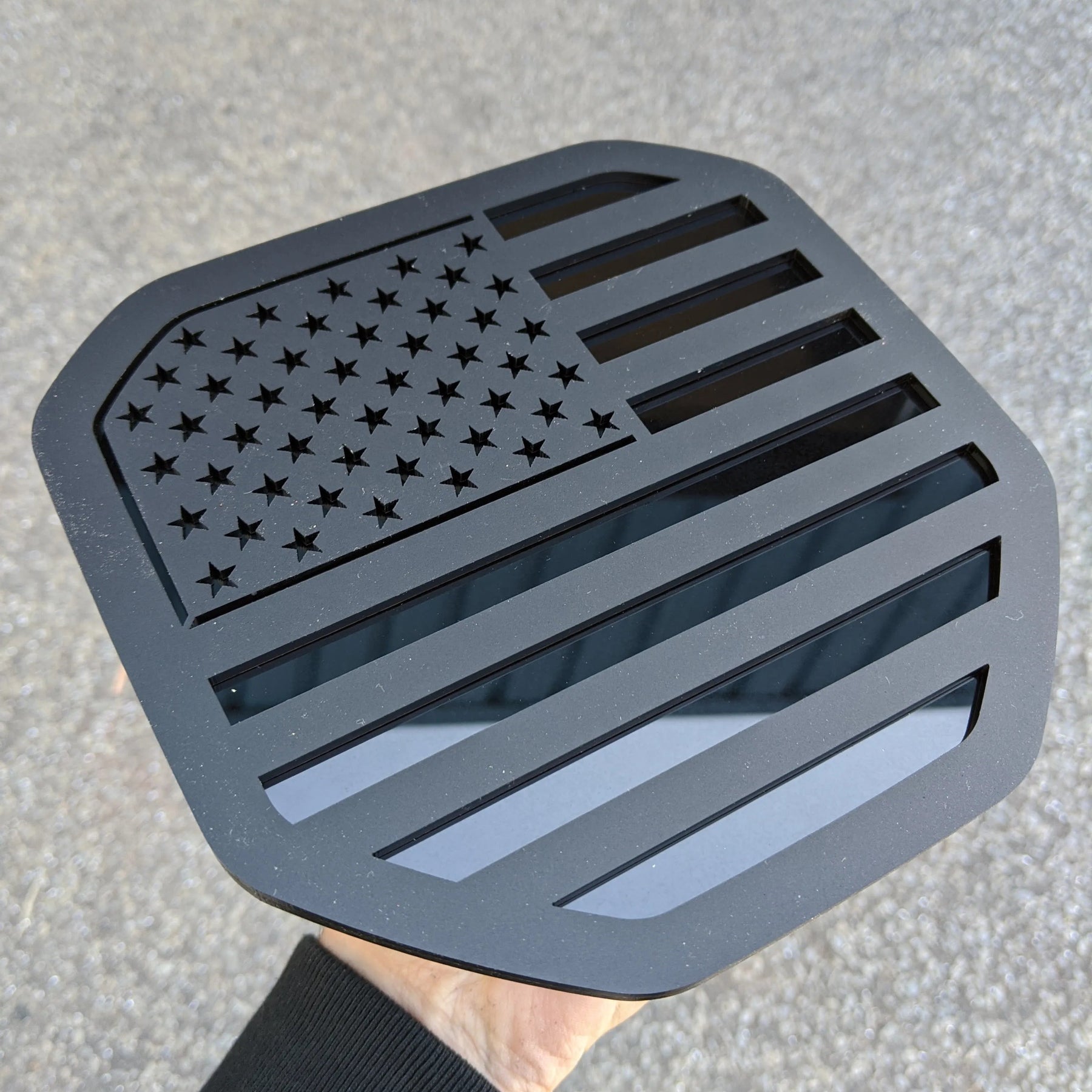 Insignia de la bandera estadounidense: compatible con Dodge® Ram® Tailgate 2019+ (5.ª generación) -1500, 2500, 3500 - Negro mate sobre negro brillante