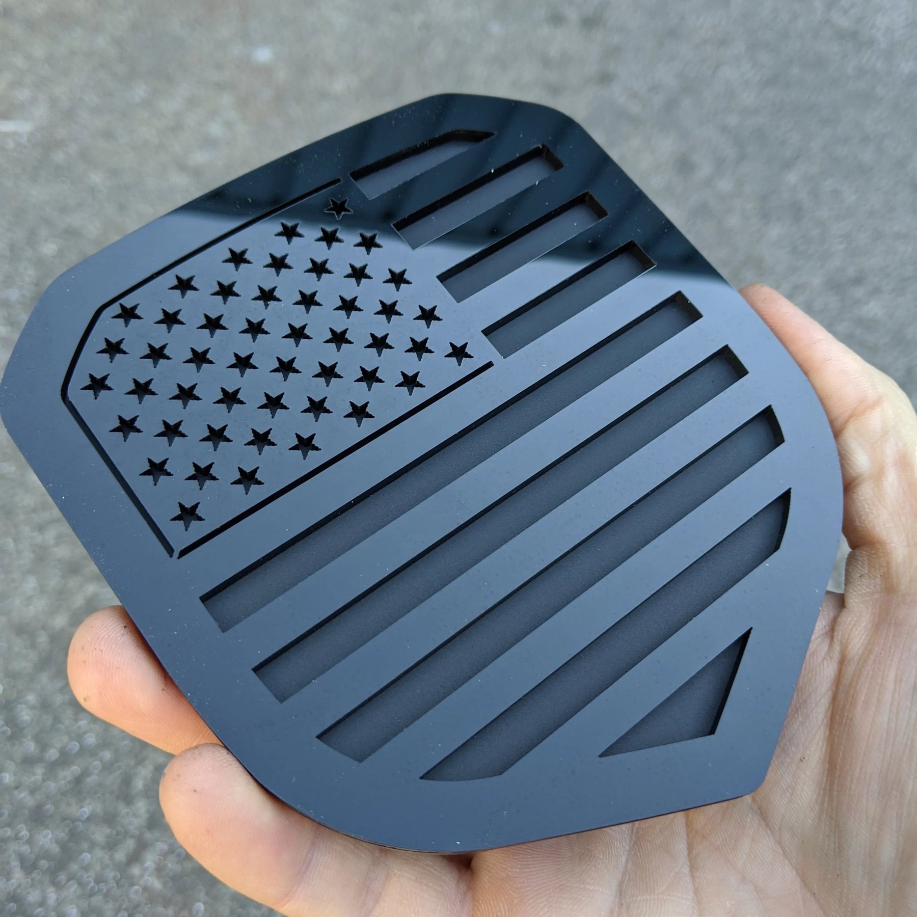 Insignia de la bandera estadounidense: compatible con la parrilla Dodge® Ram® 2013-2018 -1500, 2500, 3500 - Negro brillante sobre negro mate