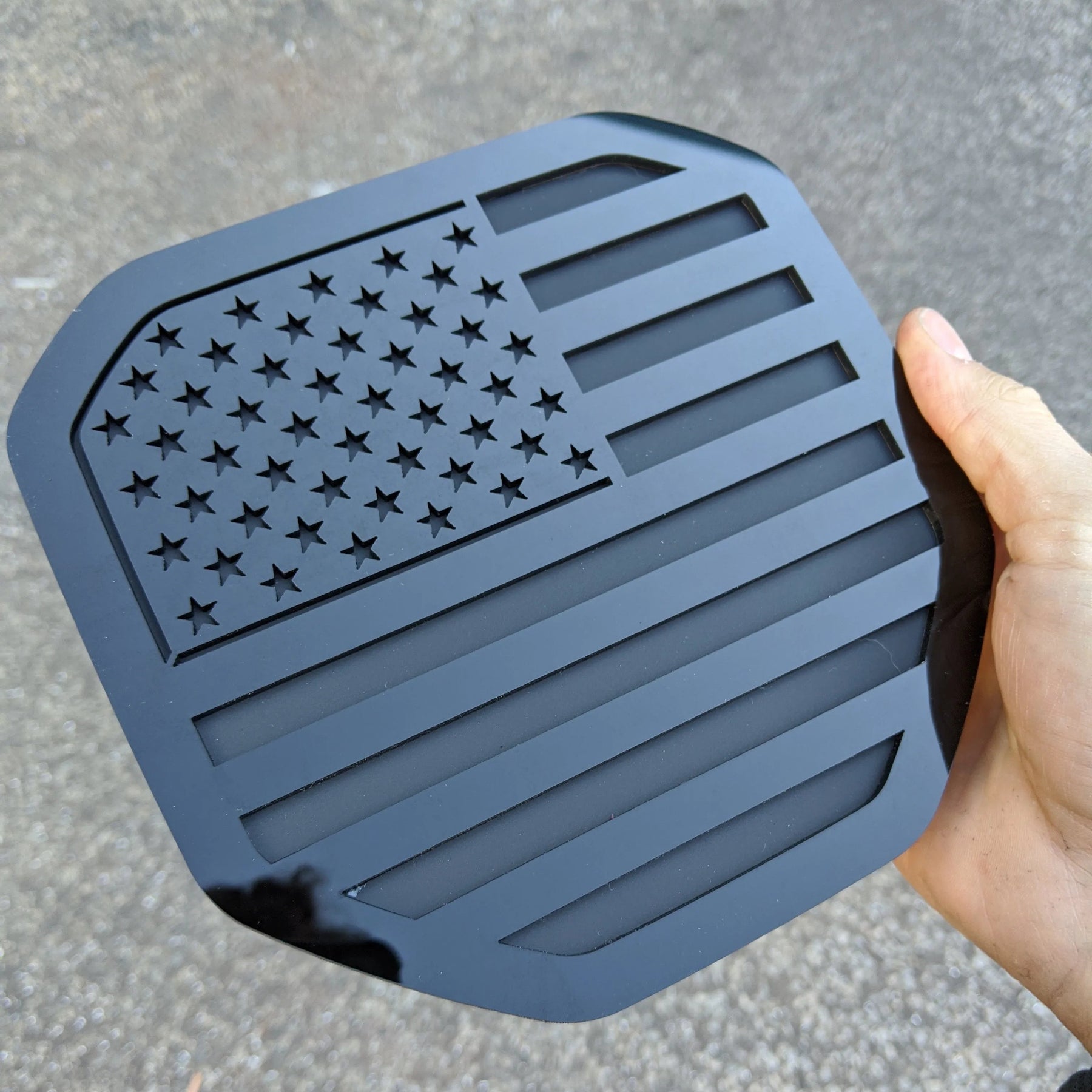 Insignia de la bandera estadounidense: compatible con Dodge® Ram® Tailgate 2019+ (5.ª generación) -1500, 2500, 3500 - Negro brillante sobre negro mate