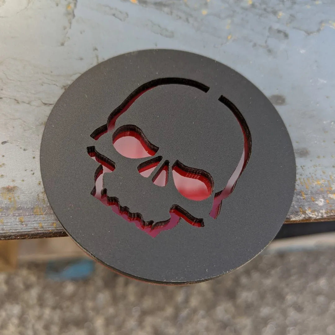 Insignia de calavera: insignia de repuesto Jeep® Trail Rated®: negro mate sobre rojo