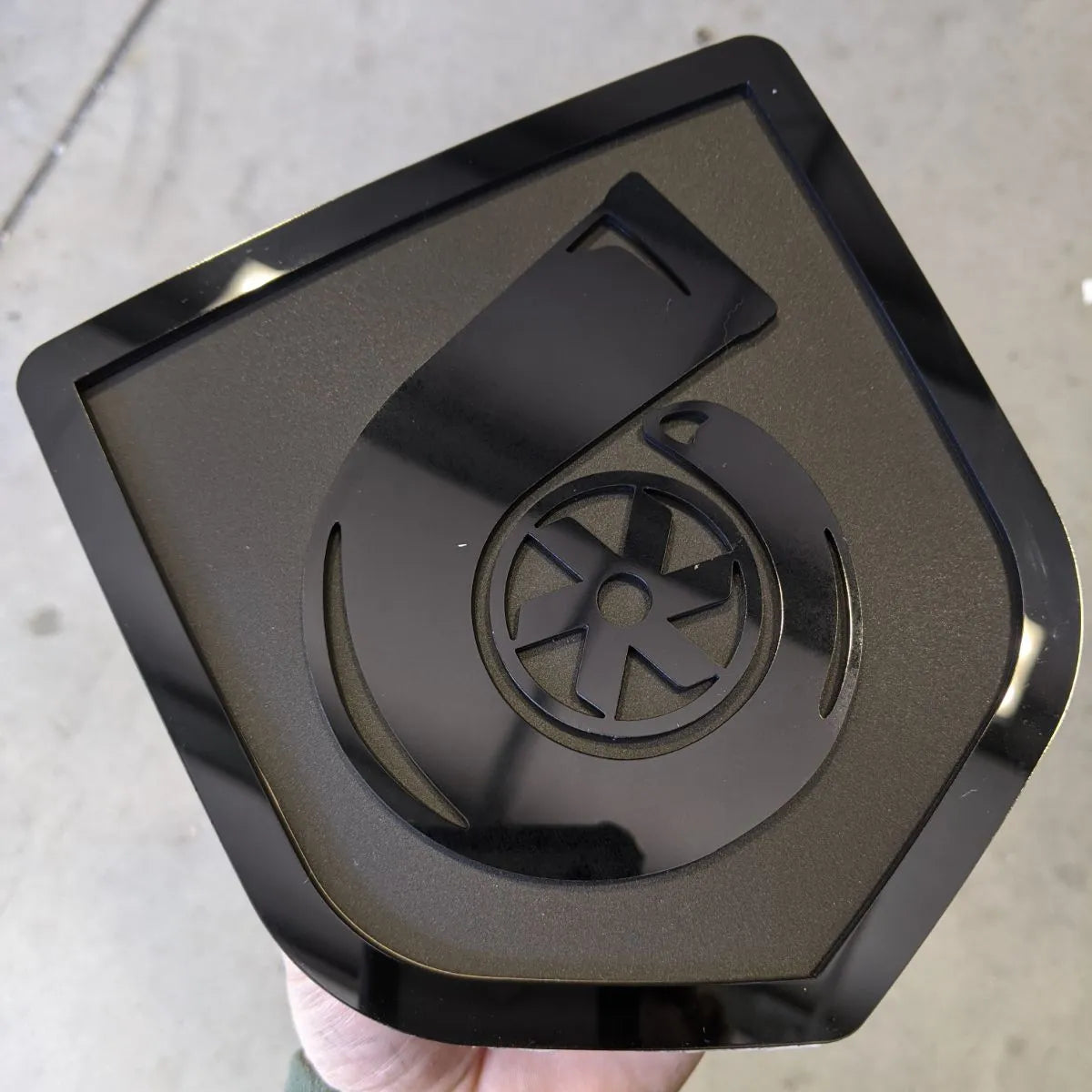 Insignia Turbo: compatible con portón trasero Dodge® Ram® 2009-2018 -1500, 2500, 3500 - Elija sus colores