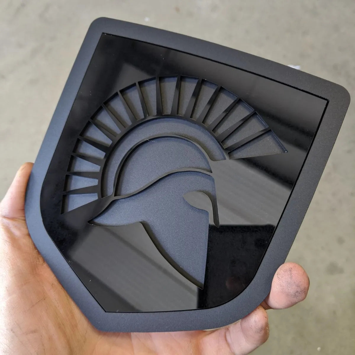 Insignia Spartan: compatible con modelos Dodge® Ram® 2009-2018, portón trasero, 1500, 2500, 3500, negro y negro mate