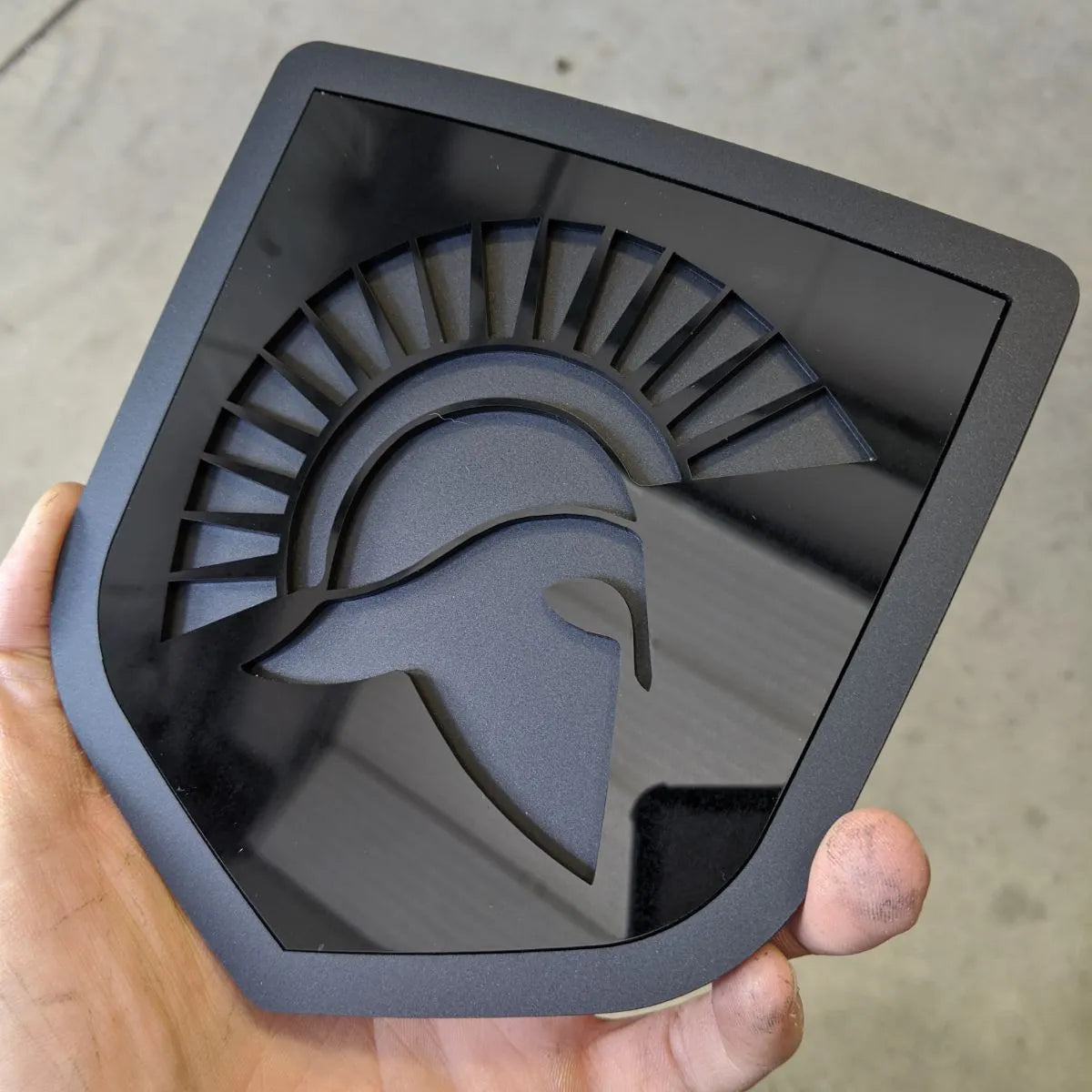 Insignia Spartan: compatible con modelos Dodge® Ram® 2009-2018, portón trasero, 1500, 2500, 3500, negro y negro mate