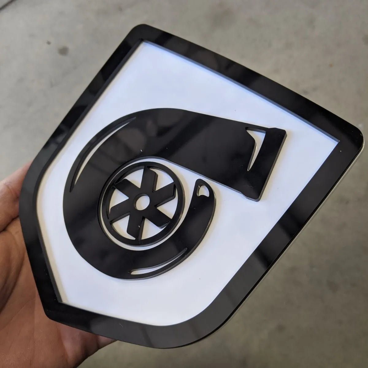 Insignia Turbo: compatible con portón trasero Dodge® Ram® 2009-2018 -1