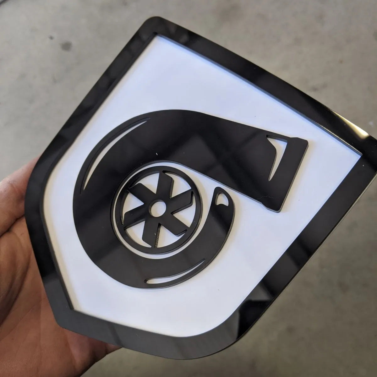 Insignia Turbo: compatible con portón trasero Dodge® Ram® 2009-2018 -1500, 2500, 3500 - Negro sobre blanco