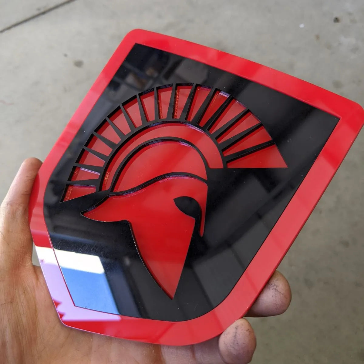 Insignia Spartan: compatible con modelos Dodge® Ram® 2009-2018, portón trasero, 1500, 2500, 3500, rojo y negro