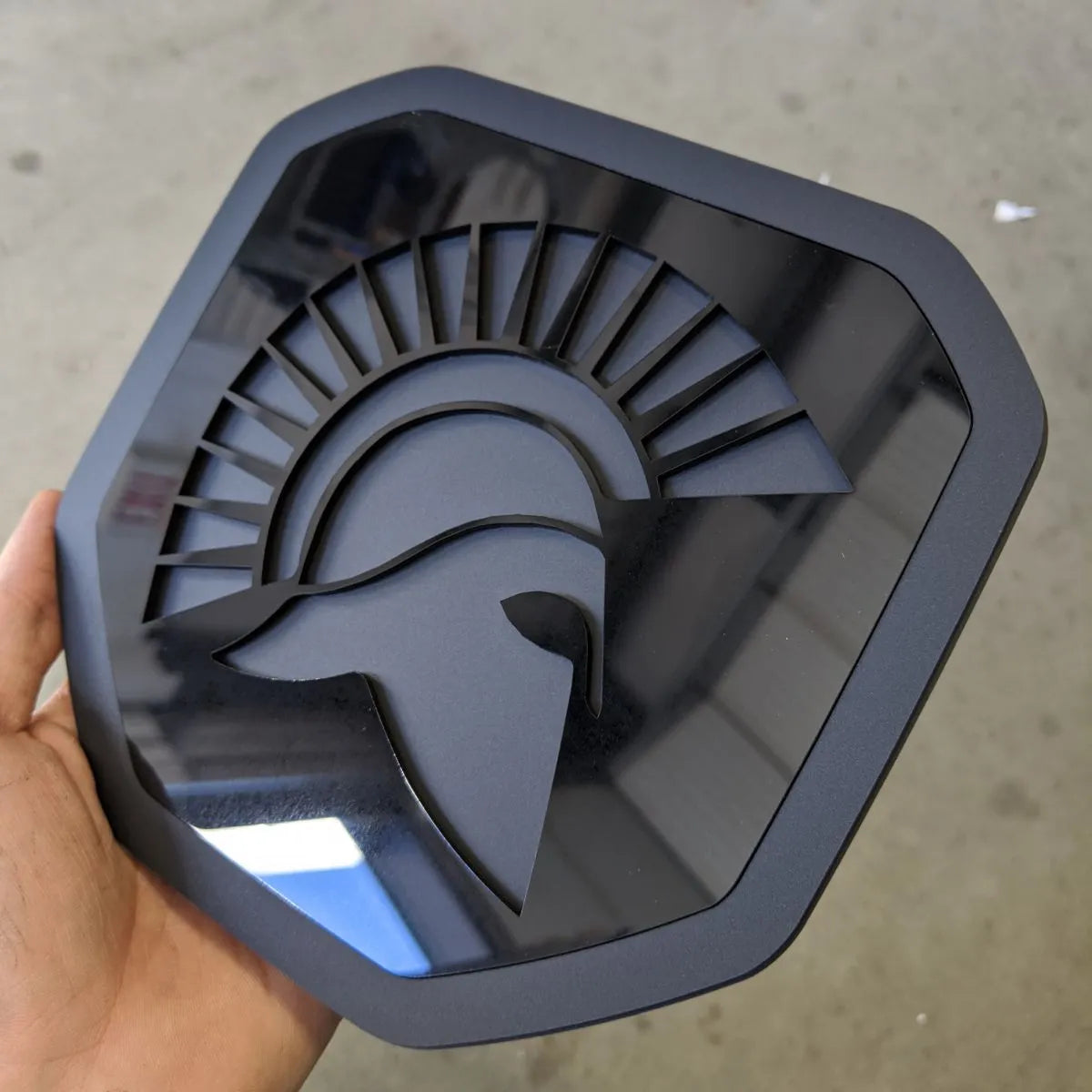 Insignia Spartan: compatible con Dodge® Ram® Tailgate 2019+ (5.ª generación) -1500, 2500, 3500 - Negro y negro mate