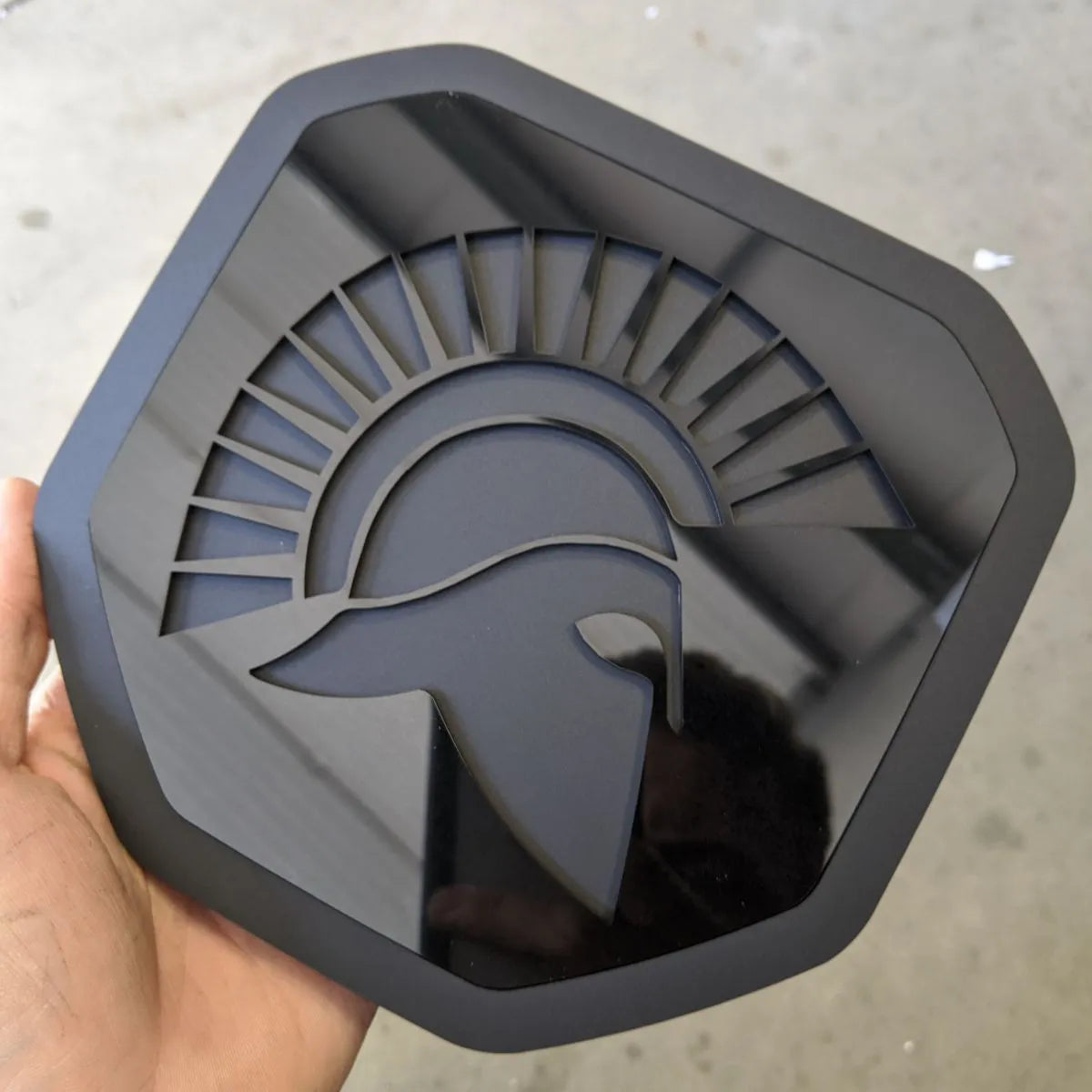 Insignia Spartan: compatible con Dodge® Ram® Tailgate 2019+ (5.ª generación) -1500, 2500, 3500 - Negro y negro mate