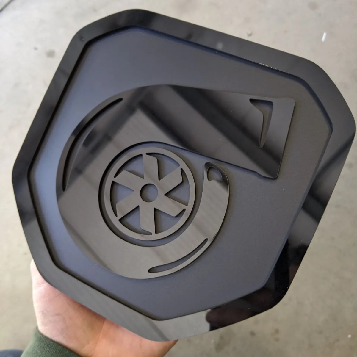 Insignia Turbo: compatible con Dodge® Ram® Tailgate 2019+ (5.ª generación) -1500, 2500, 3500 - Negro sobre negro mate