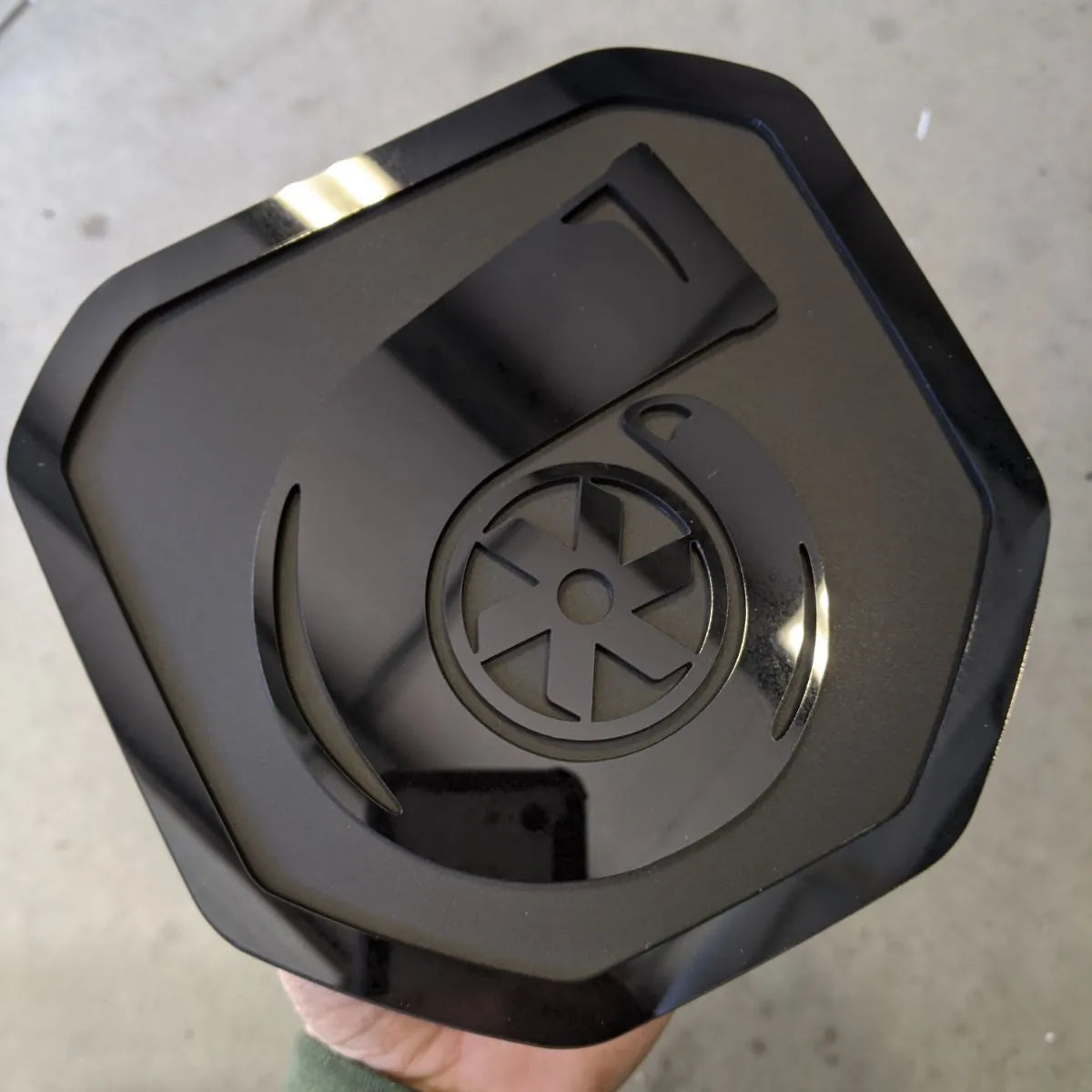 Insignia Turbo: compatible con modelos Dodge® Ram® 2019+, portón trasero, 1500, 2500, 3500. Elige tus colores