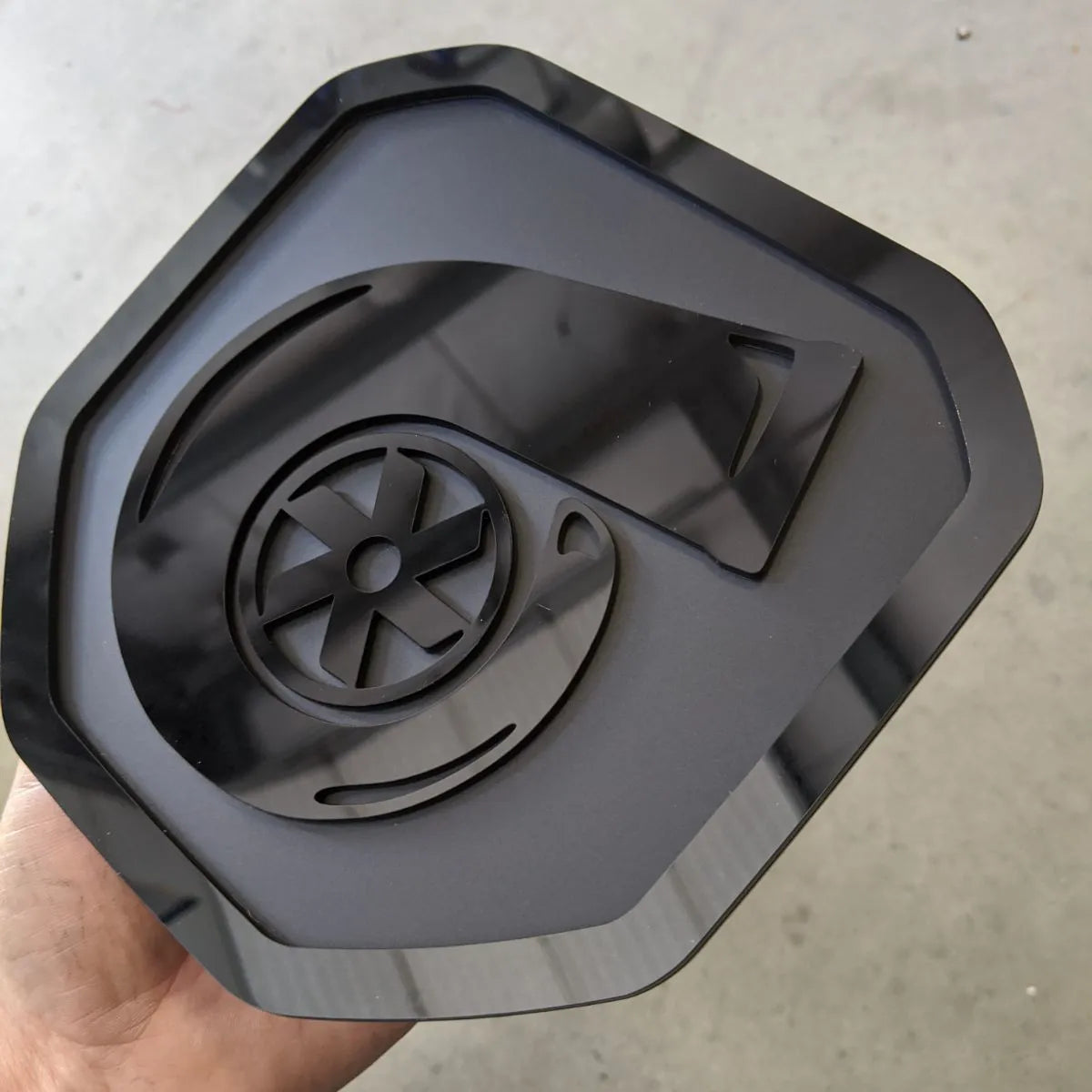 Insignia Turbo: compatible con Dodge® Ram® Tailgate 2019+ (5.ª generación) -1500, 2500, 3500 - Negro sobre negro mate