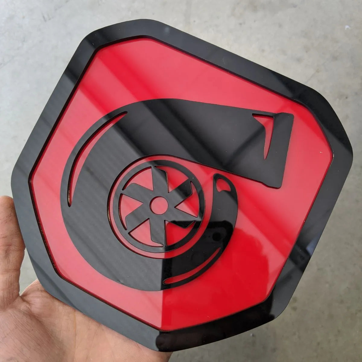 Insignia Turbo: compatible con modelos Dodge® Ram® 2019+, portón trasero, 1500, 2500, 3500. Elige tus colores