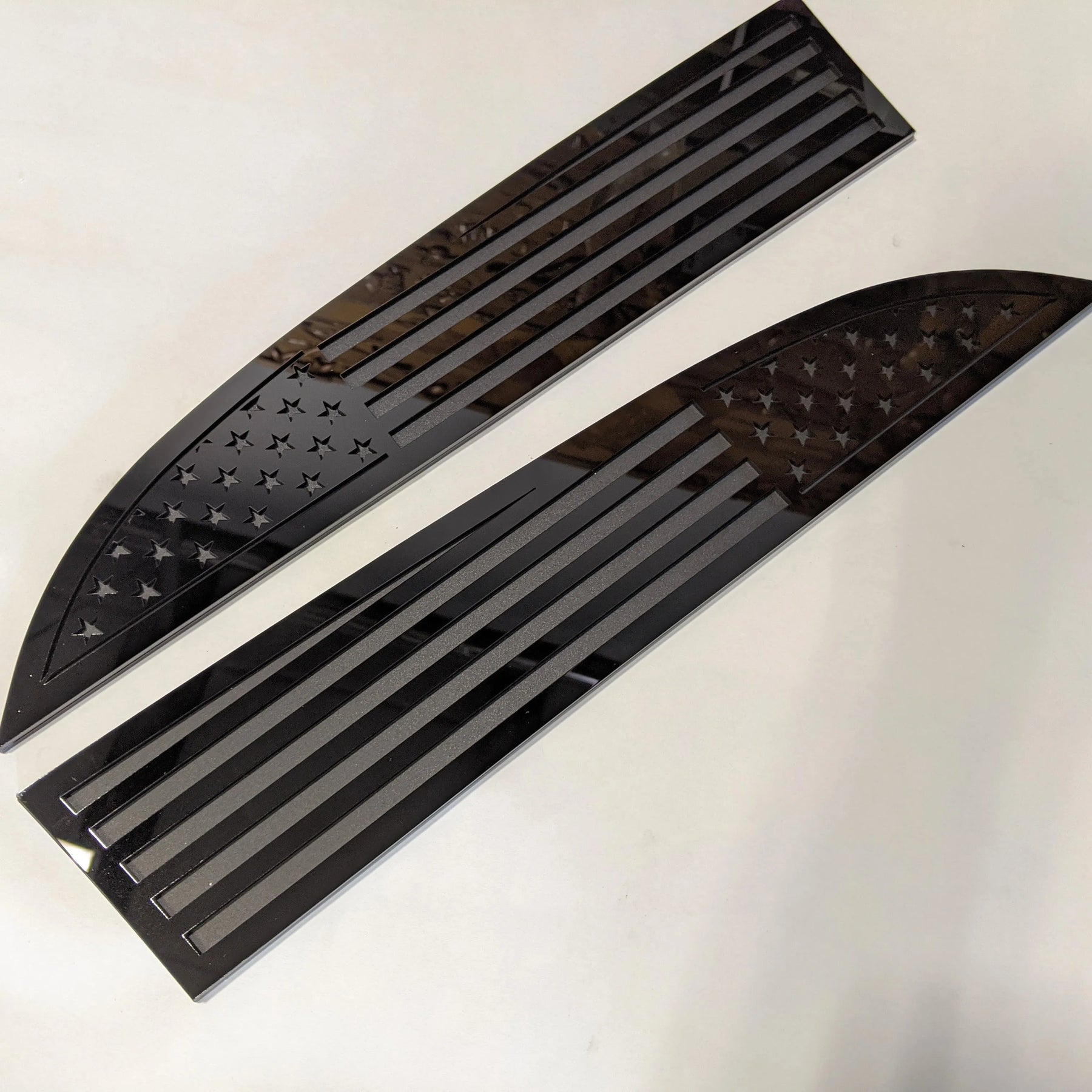 Insignias de la bandera estadounidense: compatibles con Super Duty® 2011-2016: negro sobre negro mate