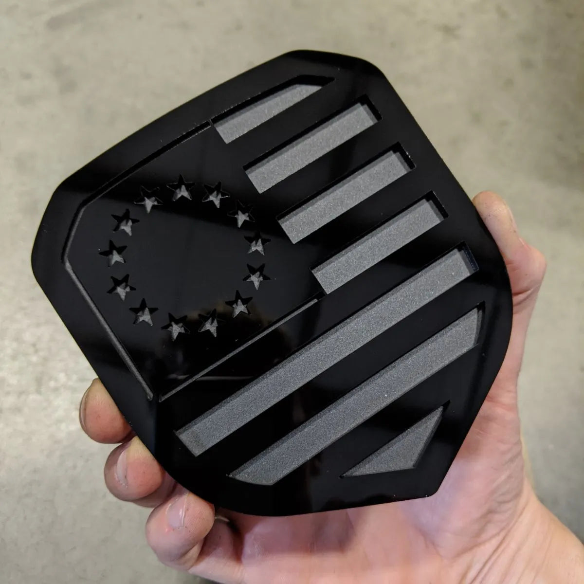 Insignia de la bandera estadounidense de Betsy Ross: compatible con la parrilla Dodge® Ram® 2013-2018 -1500, 2500, 3500 - Negro sobre negro mate