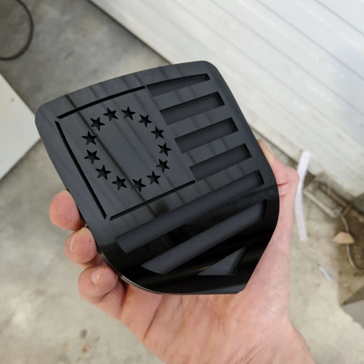 Insignia de la bandera estadounidense de Betsy Ross: compatible con la parrilla Dodge® Ram® 2009-2012 -1500, 2500, 3500 - Negro sobre negro mate