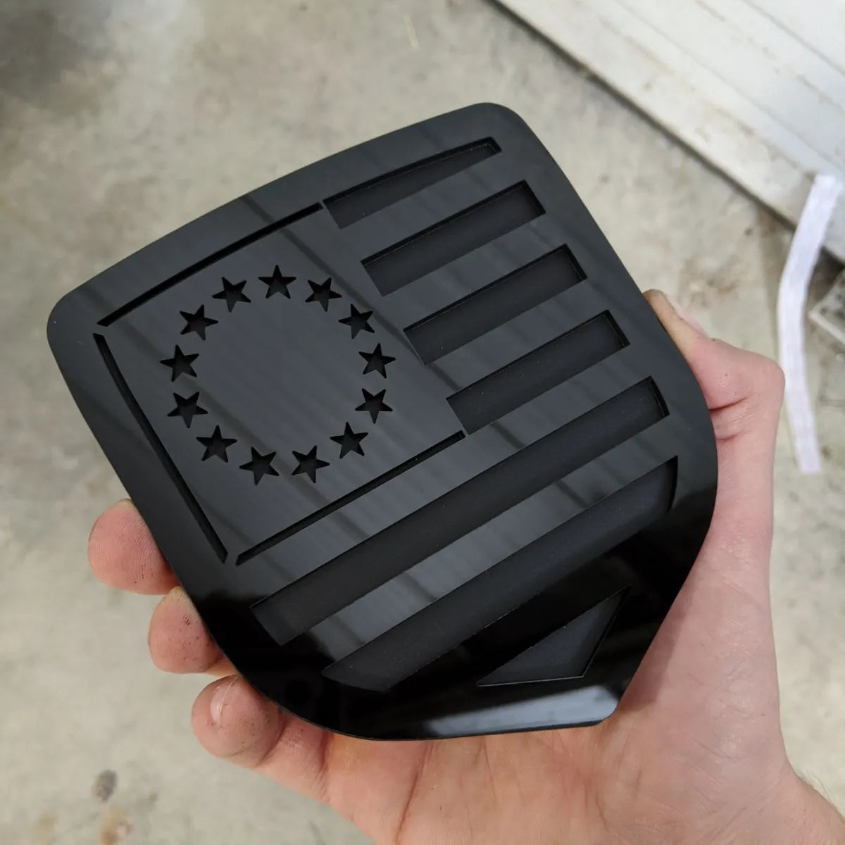 Insignia de la bandera estadounidense de Betsy Ross: compatible con la parrilla Dodge® Ram® 2009-2012 -1500, 2500, 3500 - Negro sobre negro mate