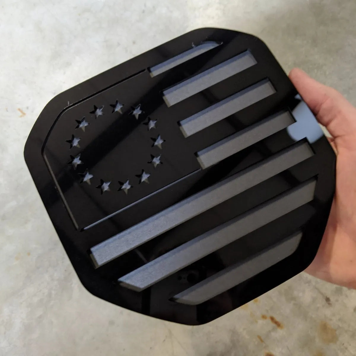 Insignia de la bandera estadounidense de Betsy Ross: compatible con Dodge® Ram® Tailgate 2019+ (5.ª generación) -1500, 2500, 3500 - Negro sobre negro mate