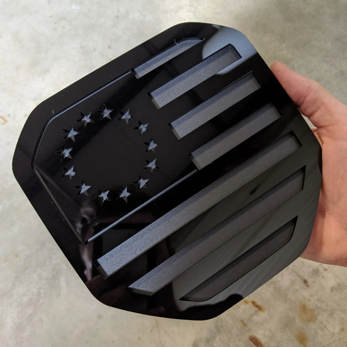 Insignia de la bandera estadounidense de Betsy Ross: compatible con Dodge® Ram® Tailgate 2019+ (5.ª generación) -1500, 2500, 3500 - Negro sobre negro mate