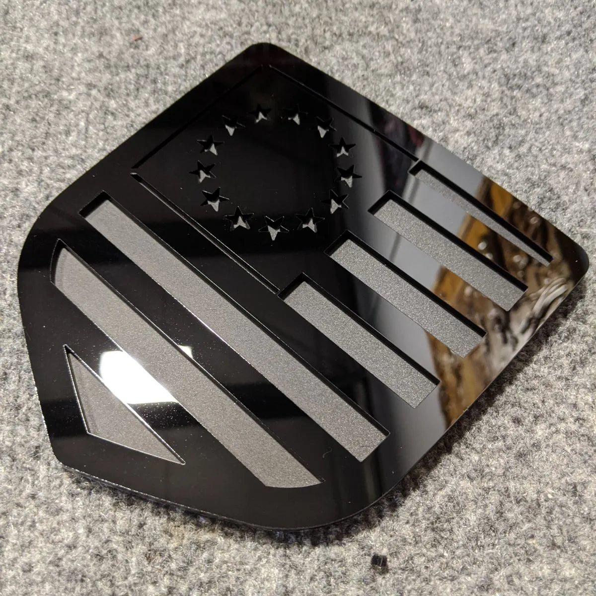 Insignia de la bandera estadounidense de Betsy Ross: compatible con modelos Dodge® Ram® 2009-2018, portón trasero, 1500, 2500, 3500, color negro sobre negro mate