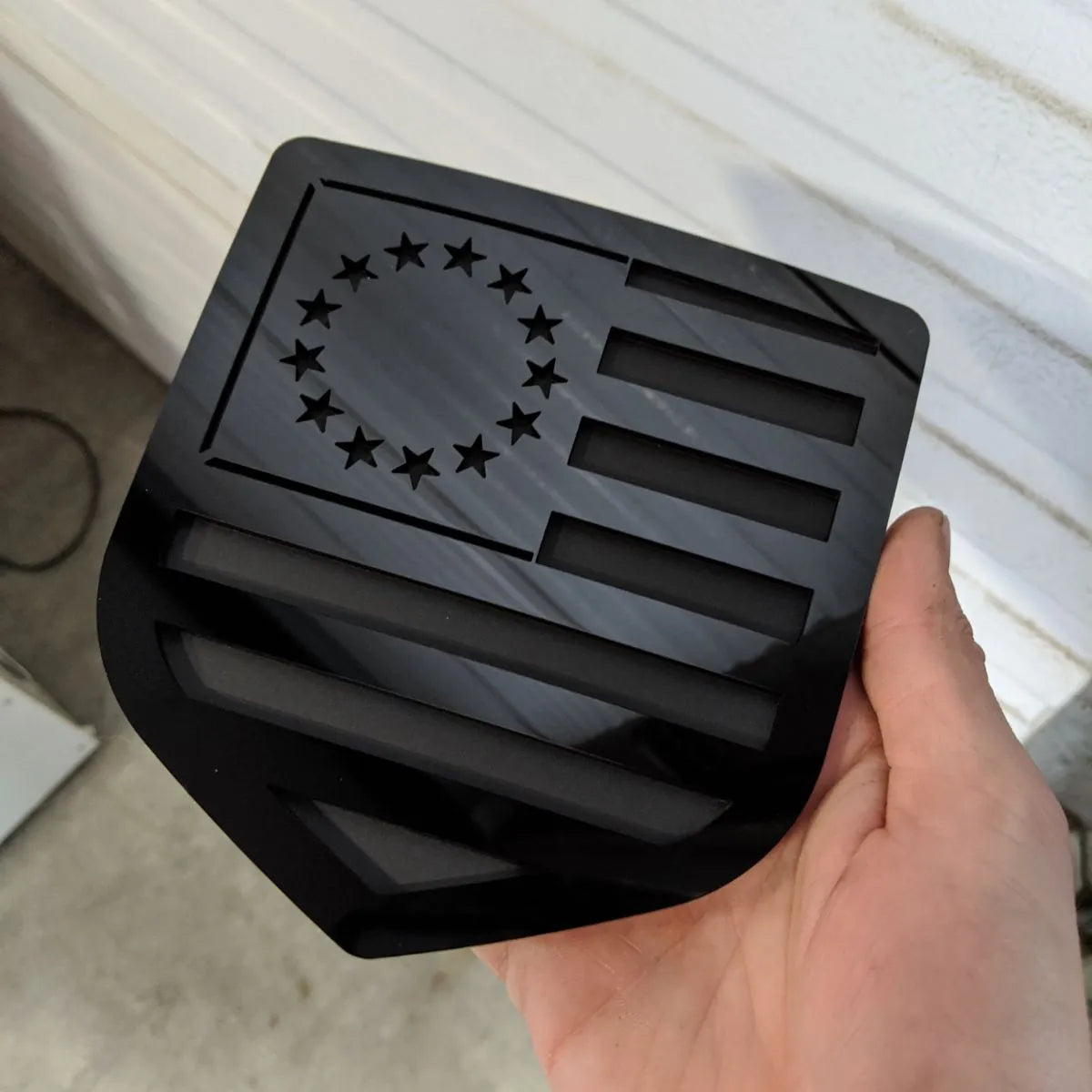 Insignia de la bandera estadounidense de Betsy Ross: compatible con modelos Dodge® Ram® 2009-2018, portón trasero, 1500, 2500, 3500, color negro sobre negro mate