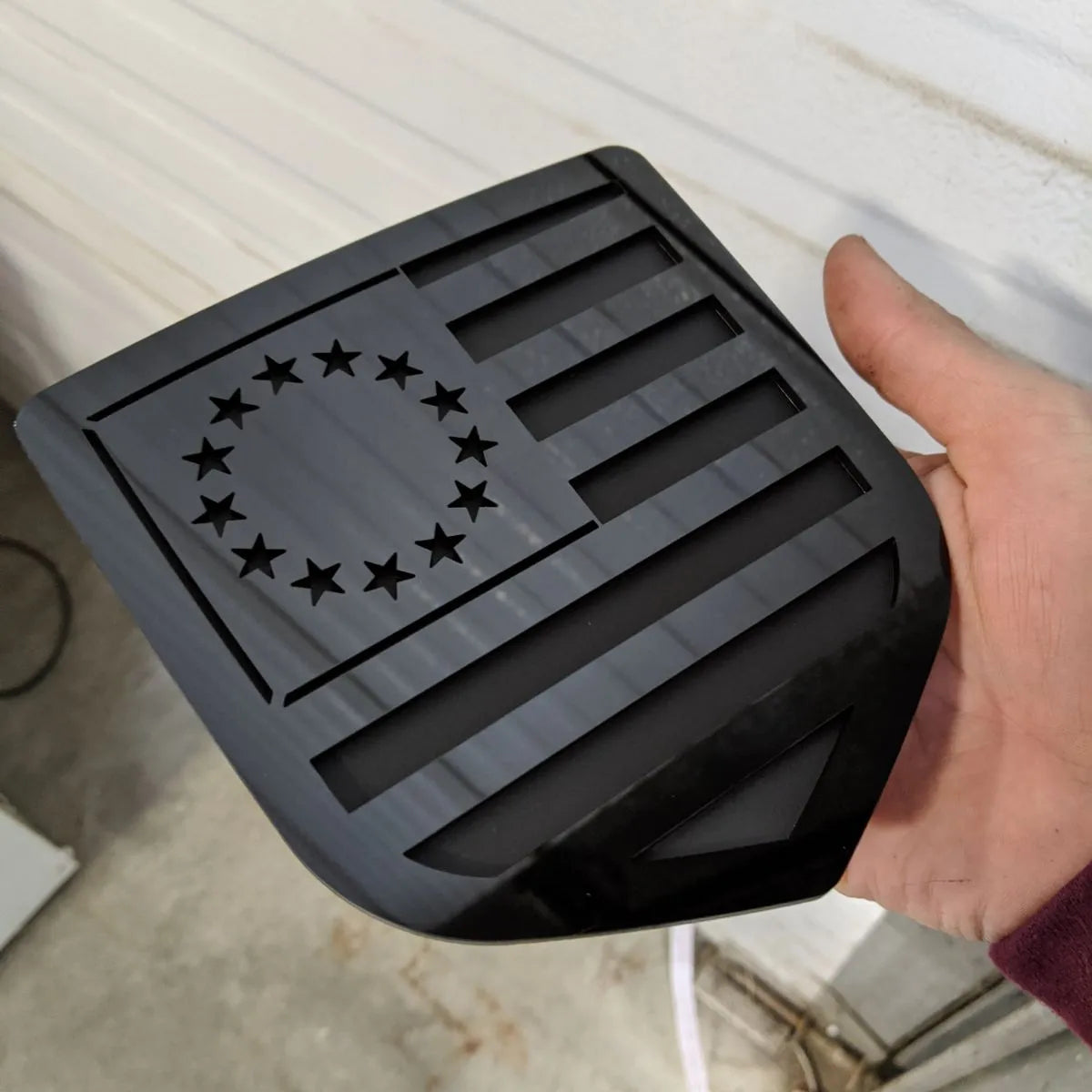 Insignia de la bandera estadounidense de Betsy Ross: compatible con modelos Dodge® Ram® 2009-2018, portón trasero, 1500, 2500, 3500, color negro sobre negro mate