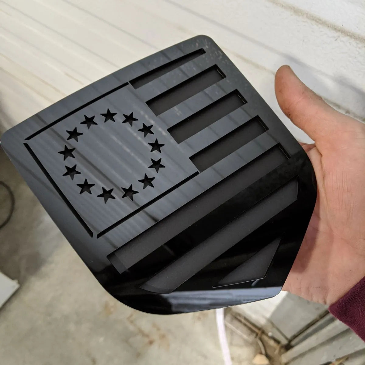 Insignia de la bandera estadounidense de Betsy Ross: compatible con modelos Dodge® Ram® 2009-2018, portón trasero, 1500, 2500, 3500, color negro sobre negro mate