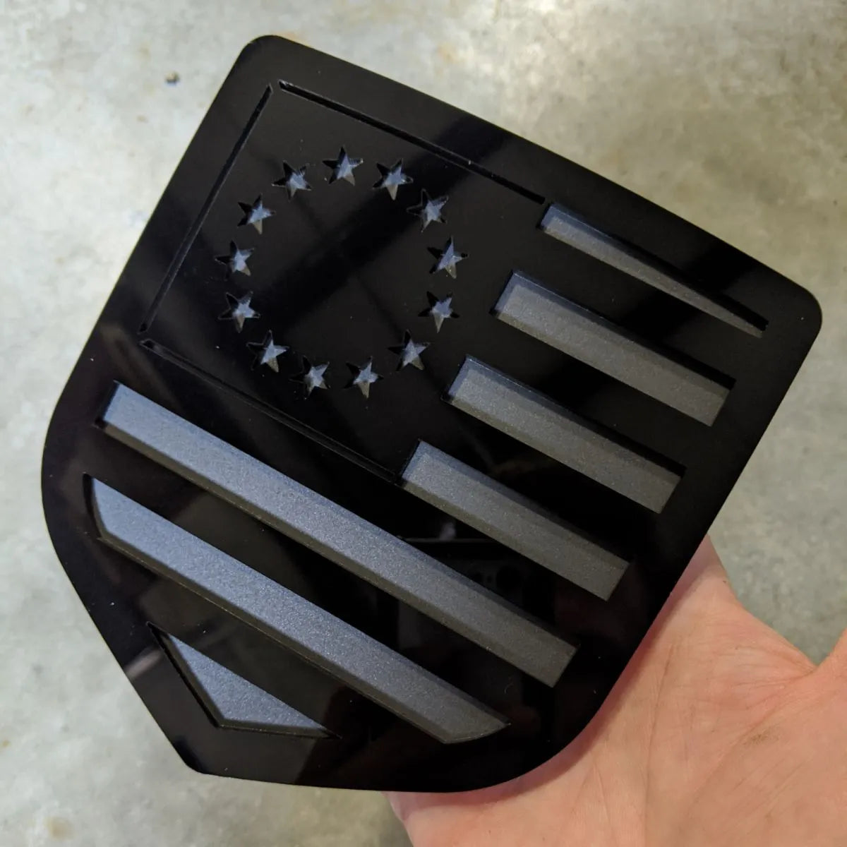 Insignia de la bandera estadounidense de Betsy Ross: compatible con modelos Dodge® Ram® 2009-2018, portón trasero, 1500, 2500, 3500, color negro sobre negro mate