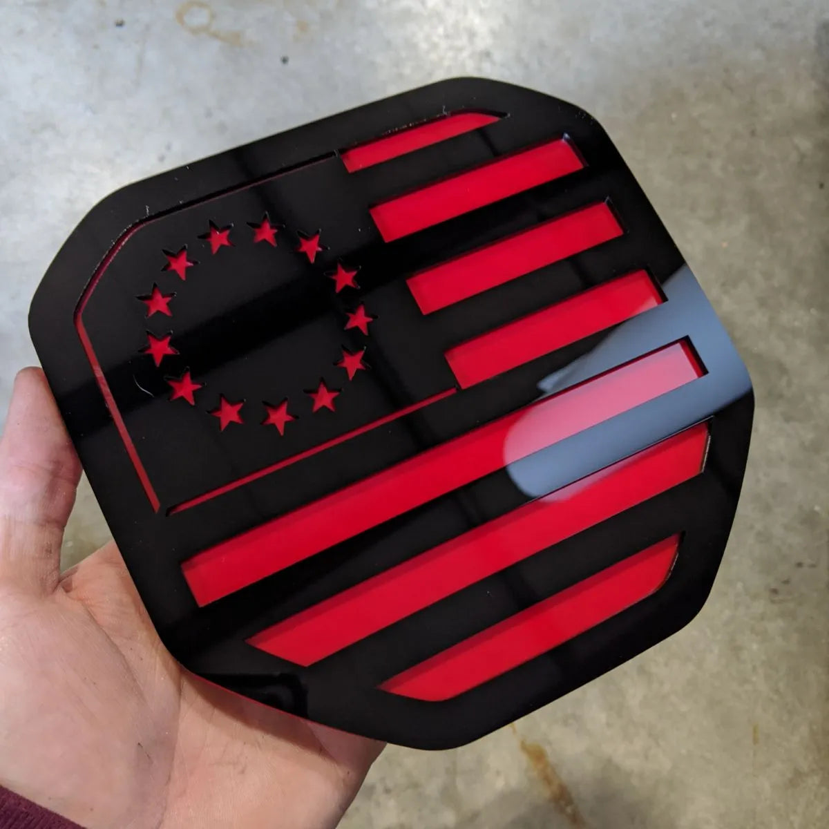 Insignia de la bandera estadounidense de Betsy Ross: compatible con Dodge® Ram® Tailgate 2019+ (5.ª generación) -1500, 2500, 3500 - Negro sobre rojo