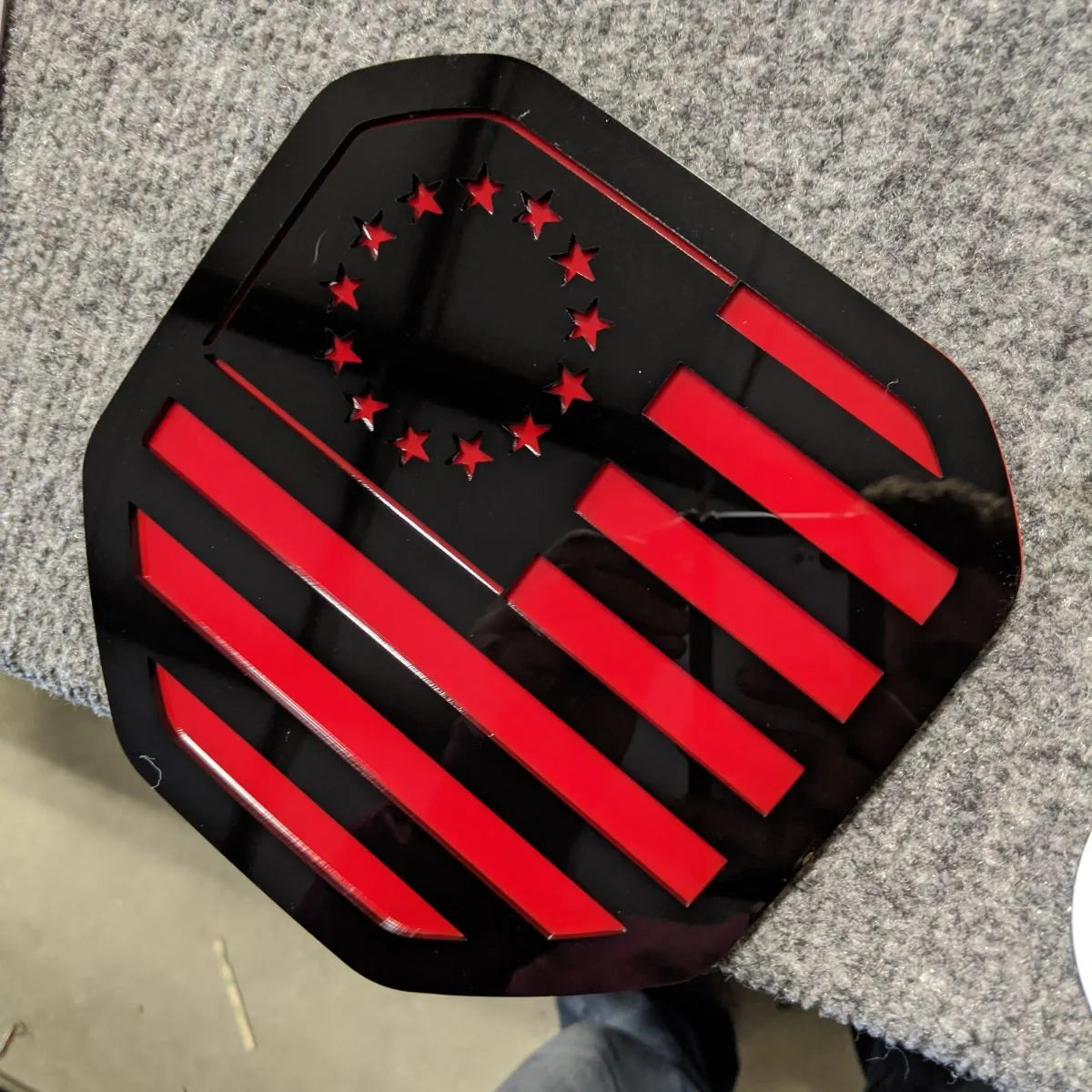 Insignia de la bandera estadounidense de Betsy Ross: compatible con Dodge® Ram® Tailgate 2019+ (5.ª generación) -1500, 2500, 3500 - Negro sobre rojo
