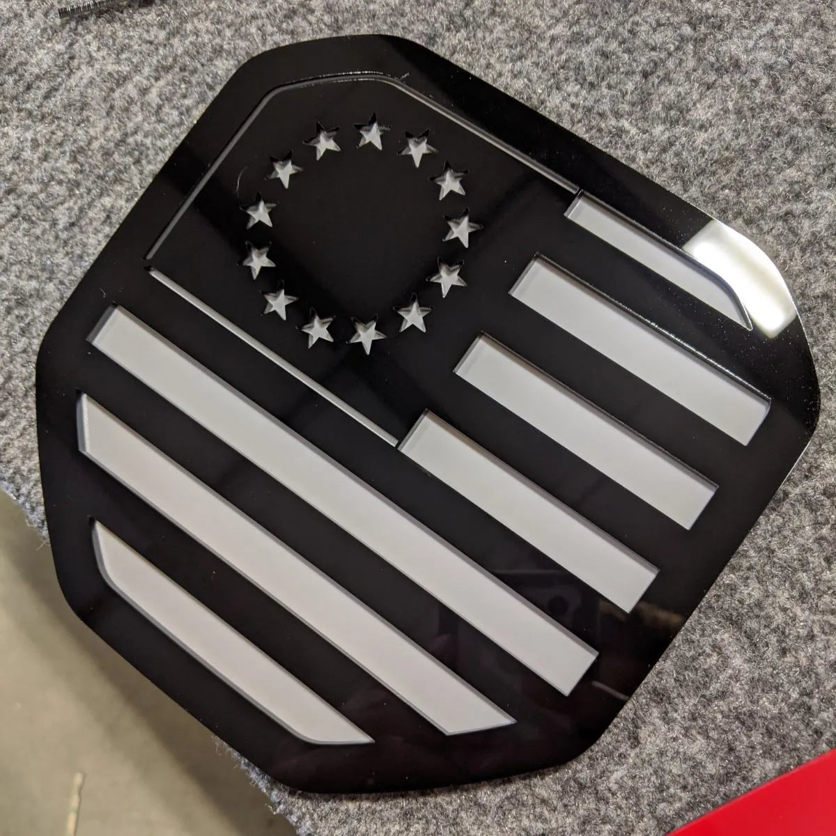 Badge drapeau américain Betsy Ross - Compatible avec les modèles Dodge® Ram® Tailgate 2019+ (5e génération) - 1500, 2500, 3500 - Noir sur blanc