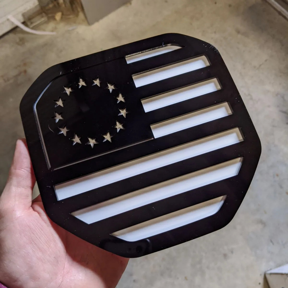 Badge drapeau américain Betsy Ross - Compatible avec les modèles Dodge® Ram® Tailgate 2019+ (5e génération) - 1500, 2500, 3500 - Noir sur blanc