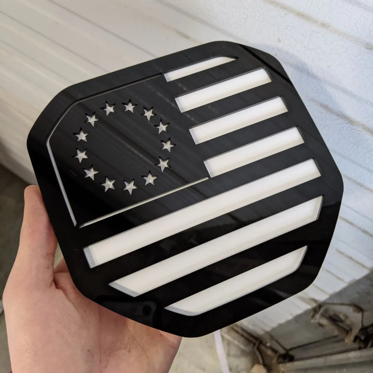 Badge drapeau américain Betsy Ross - Compatible avec les modèles Dodge® Ram® Tailgate 2019+ (5e génération) - 1500, 2500, 3500 - Noir sur blanc