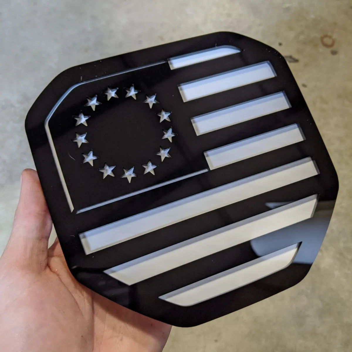 Badge drapeau américain Betsy Ross - Compatible avec les modèles Dodge® Ram® Tailgate 2019+ (5e génération) - 1500, 2500, 3500 - Noir sur blanc