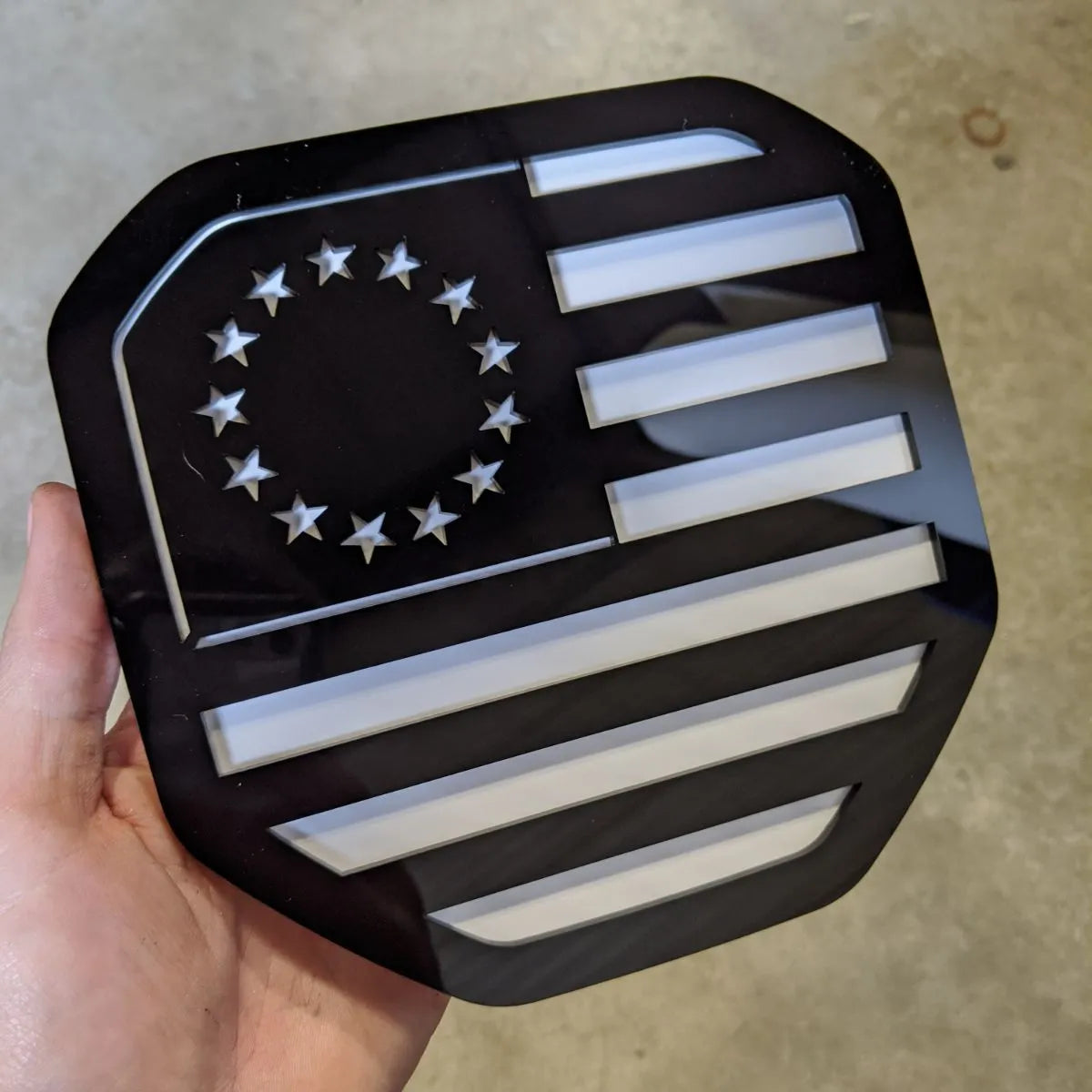 Badge drapeau américain Betsy Ross - Compatible avec les modèles Dodge® Ram® Tailgate 2019+ (5e génération) - 1500, 2500, 3500 - Noir sur blanc
