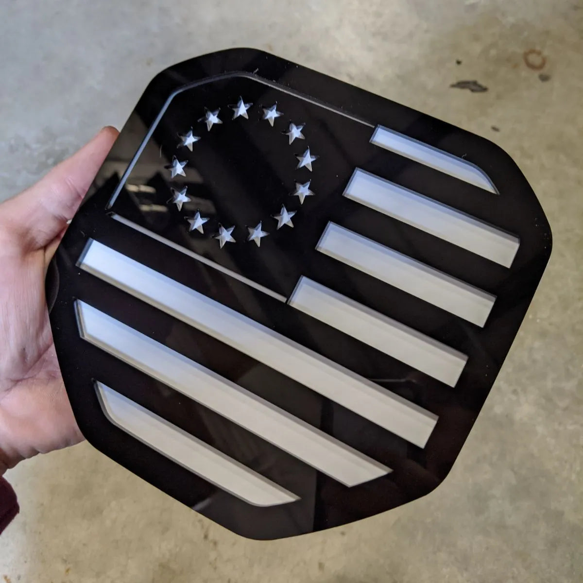 Badge drapeau américain Betsy Ross - Compatible avec les modèles Dodge® Ram® Tailgate 2019+ (5e génération) - 1500, 2500, 3500 - Noir sur blanc