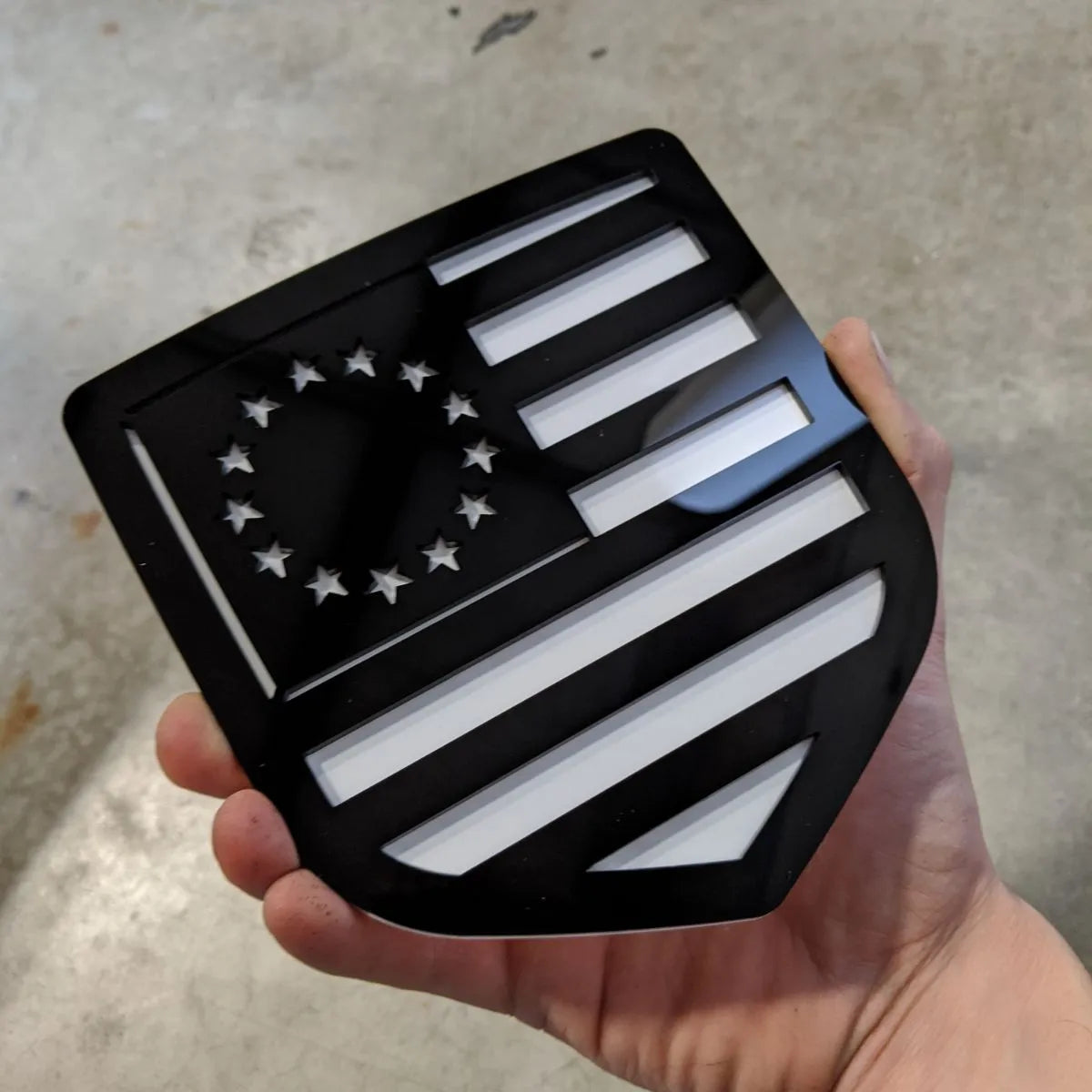 Insignia de la bandera estadounidense de Betsy Ross: compatible con Dodge® Ram® Tailgate 2009-2018 -1500, 2500, 3500 - Negro sobre blanco