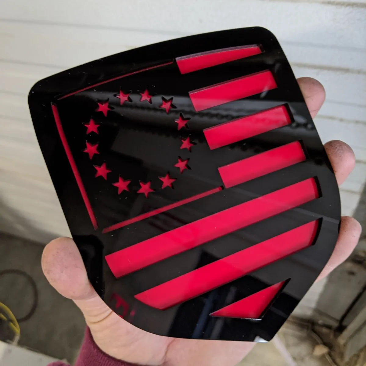 Insignia de la bandera estadounidense de Betsy Ross: compatible con la parrilla Dodge® Ram® 2009-2012 -1500, 2500, 3500 - Negro sobre rojo