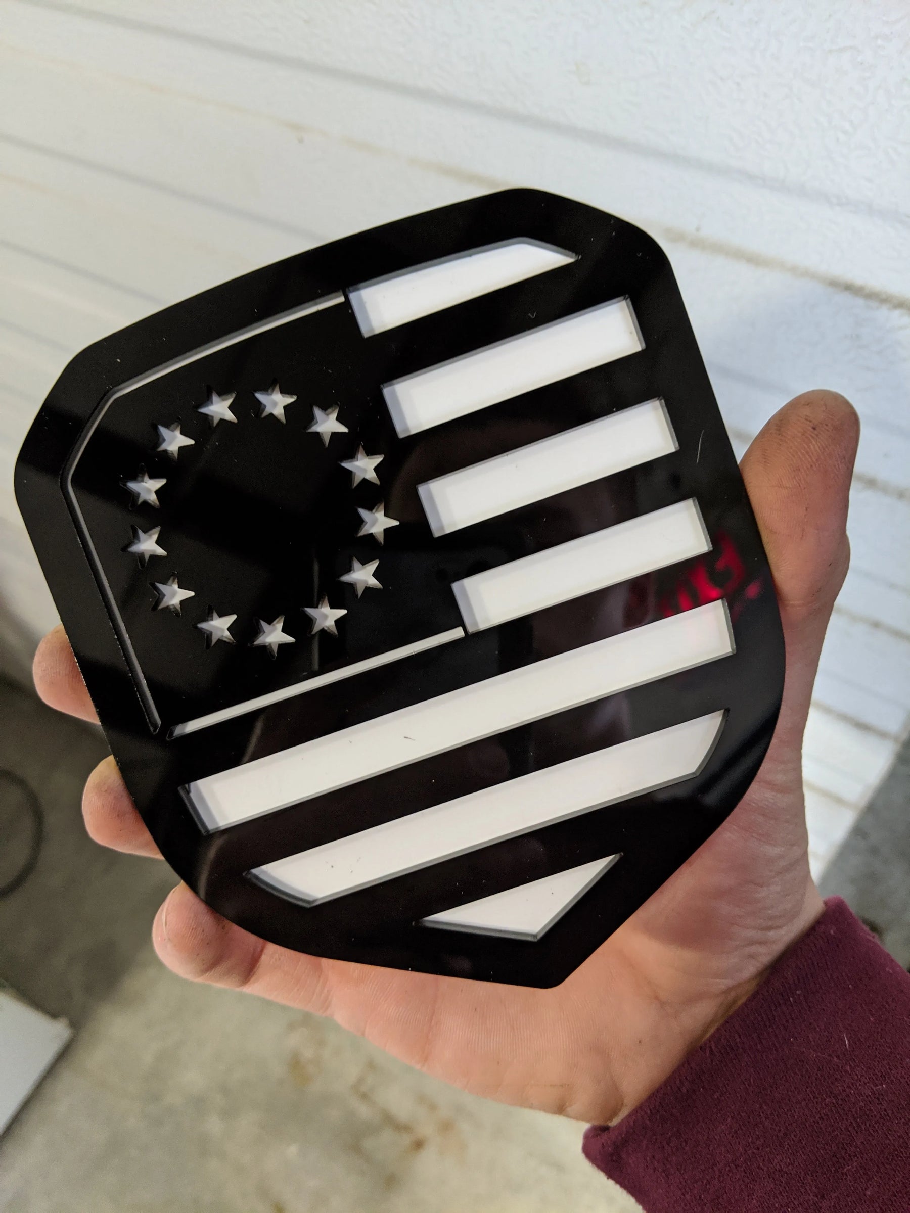 Insignia PERSONALIZADA: compatible con la parrilla Dodge® Ram® 2013-2018 -1500, 2500, 3500 - Cargue la suya