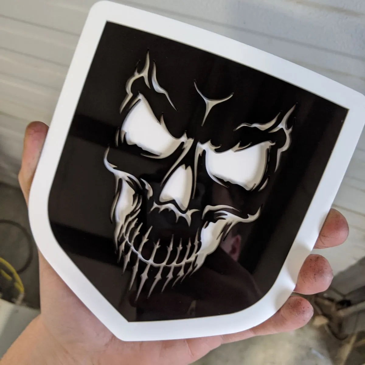 Insignia de calavera: compatible con portón trasero Dodge® Ram® 2009-2018 -1500, 2500, 3500 - Contorno en blanco y negro