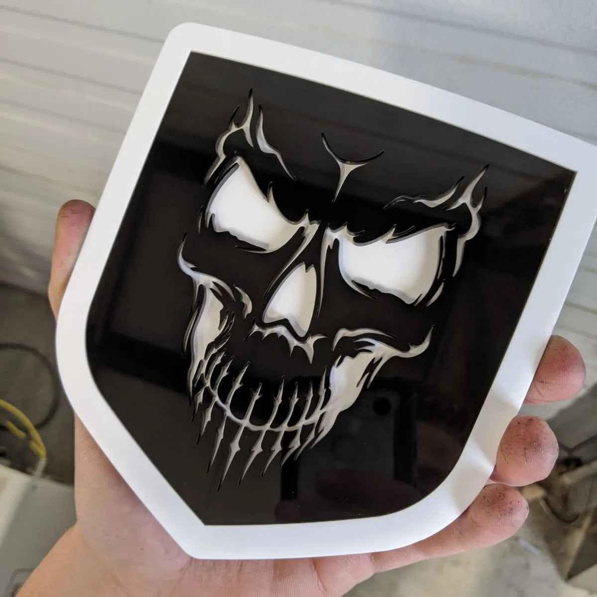 Insignia de calavera: compatible con portón trasero Dodge® Ram® 2009-2018 -1500, 2500, 3500 - Contorno en blanco y negro