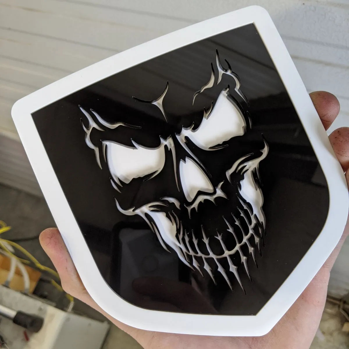 Insignia de calavera: compatible con portón trasero Dodge® Ram® 2009-2018 -1500, 2500, 3500 - Contorno en blanco y negro