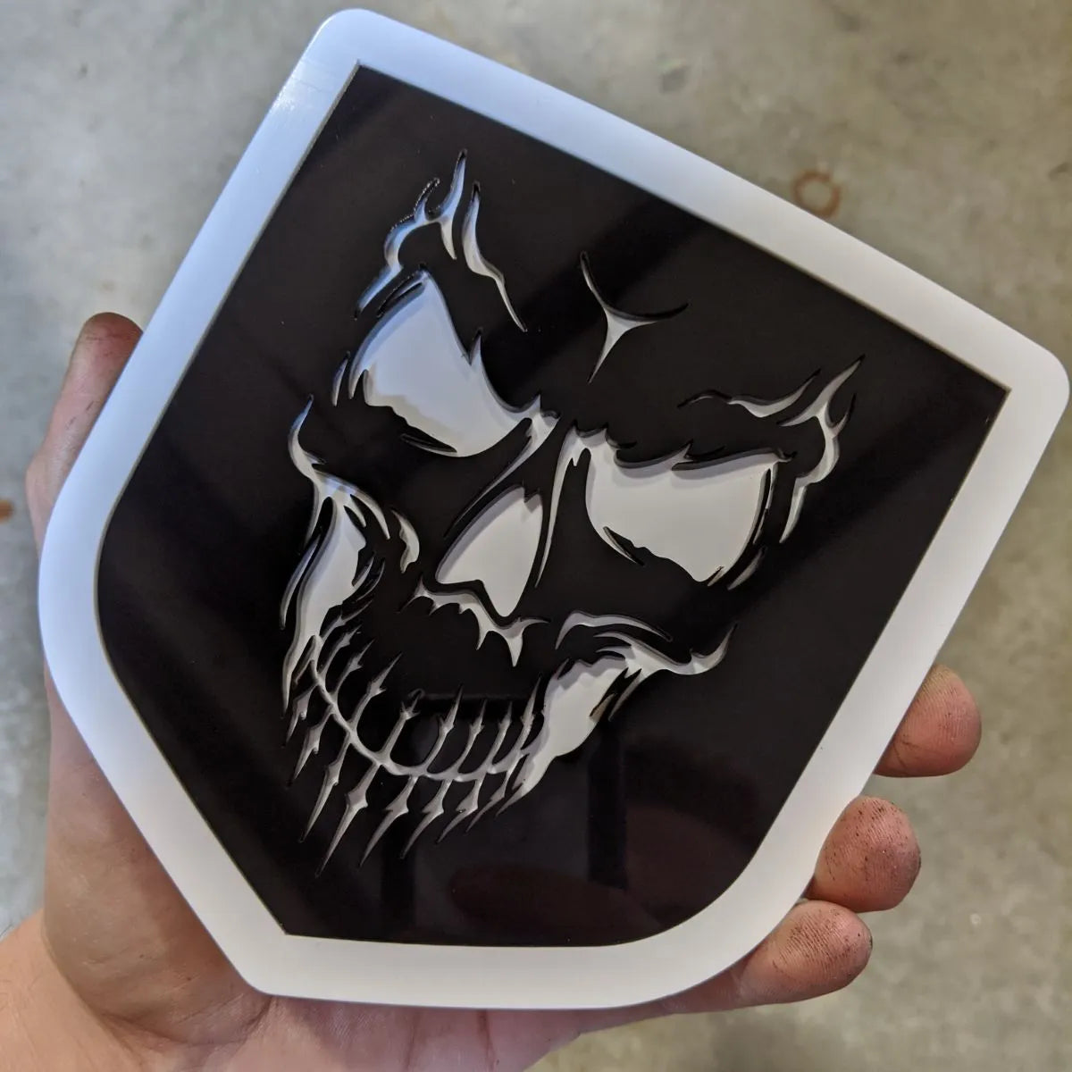 Insignia de calavera: compatible con portón trasero Dodge® Ram® 2009-2018 -1500, 2500, 3500 - Contorno en blanco y negro