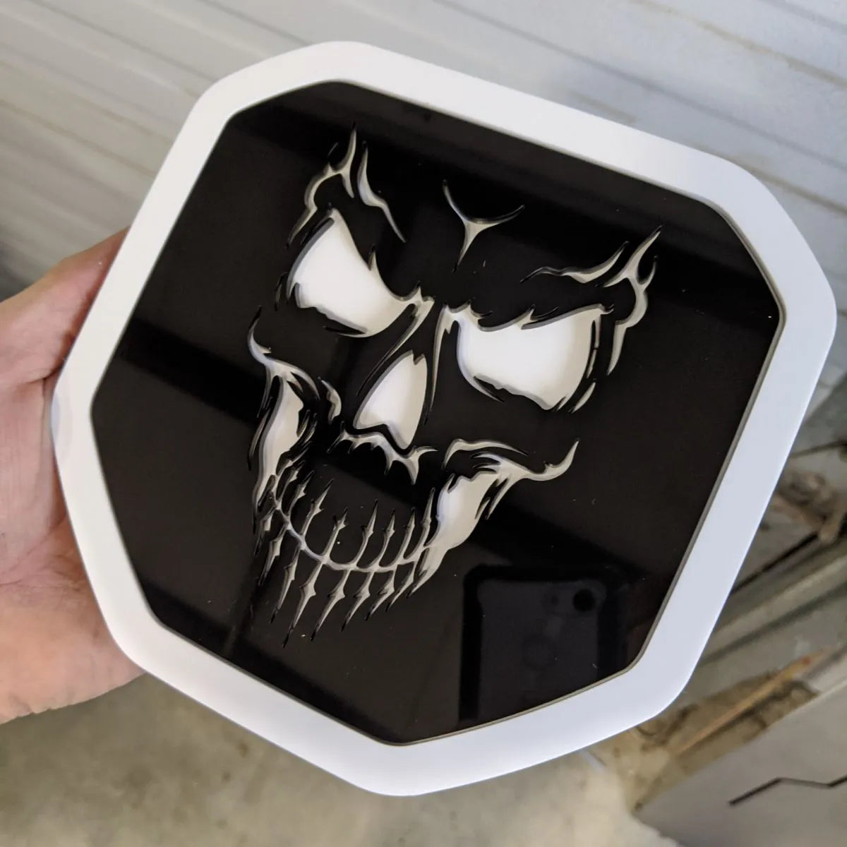 Insignia de calavera: compatible con Dodge® Ram® Tailgate 2019+ (5.ª generación) -1500, 2500, 3500 - Contorno en blanco y negro
