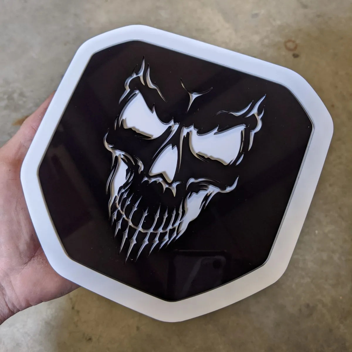 Insignia de calavera: compatible con Dodge® Ram® Tailgate 2019+ (5.ª generación) -1500, 2500, 3500 - Contorno en blanco y negro