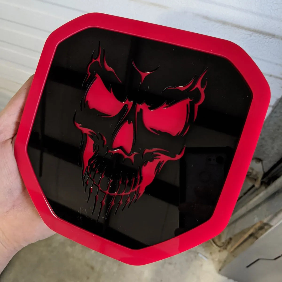 Insignia de calavera: compatible con Dodge® Ram® Tailgate 2019+ (5.ª generación) -1500, 2500, 3500 - Contorno negro y rojo