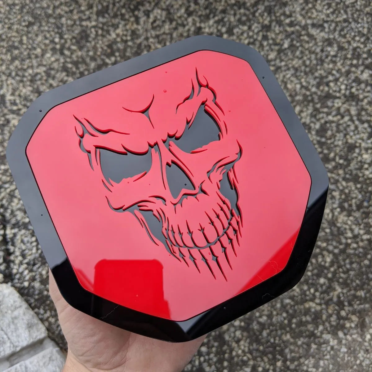 Insignia de calavera: compatible con Dodge® Ram® Tailgate 2019+ (5.ª generación) -1500, 2500, 3500 - Contorno rojo y negro