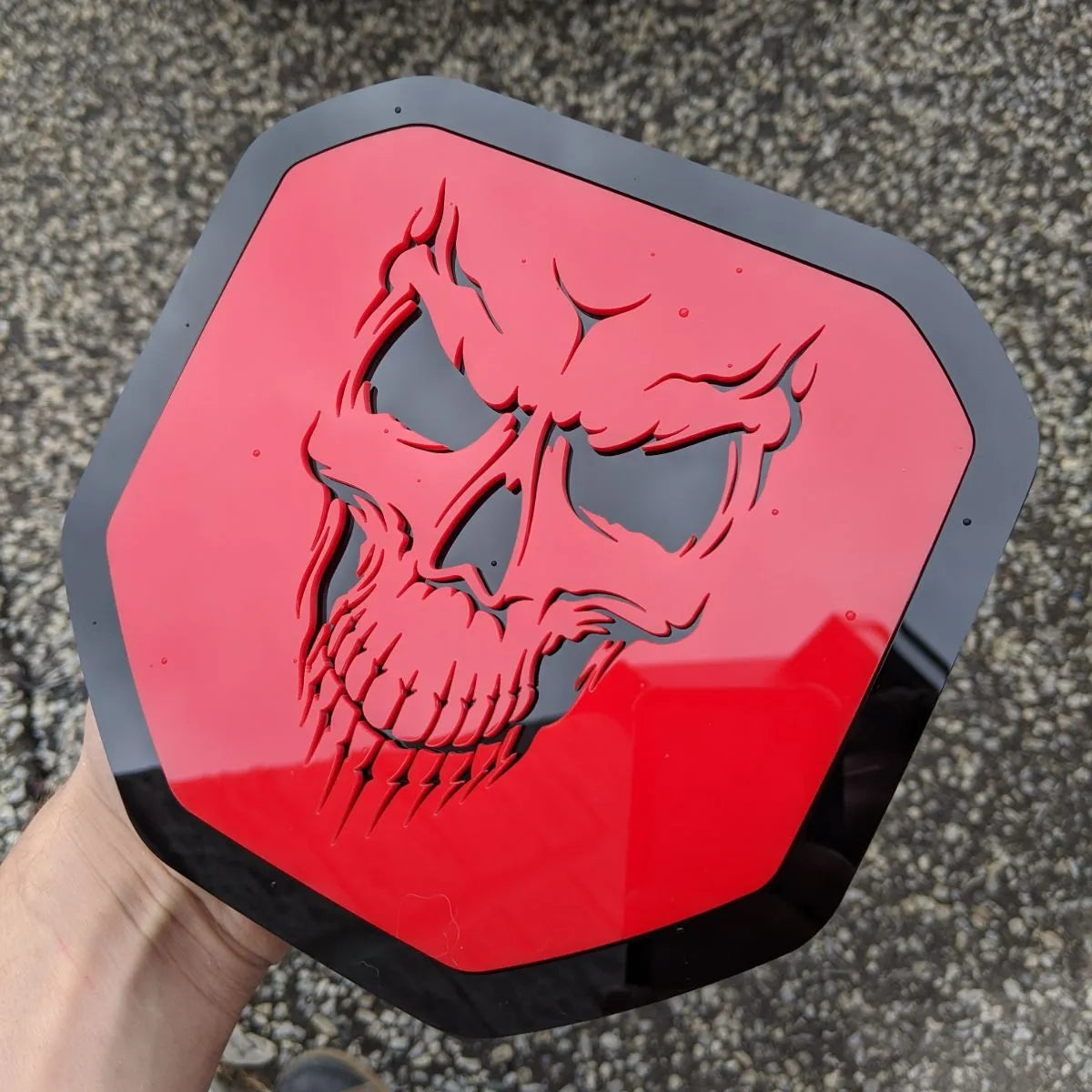 Insignia de calavera: compatible con Dodge® Ram® Tailgate 2019+ (5.ª generación) -1500, 2500, 3500 - Contorno rojo y negro