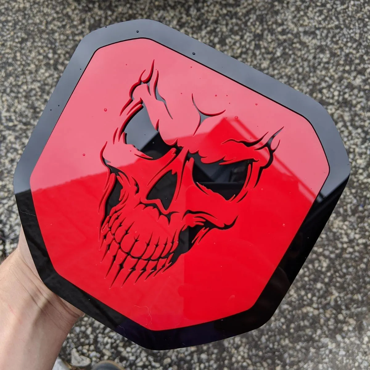 Insignia de calavera: compatible con Dodge® Ram® Tailgate 2019+ (5.ª generación) -1500, 2500, 3500 - Contorno rojo y negro
