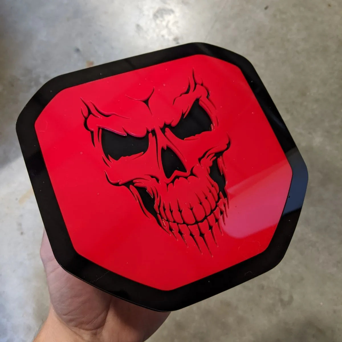 Insignia de calavera: compatible con Dodge® Ram® Tailgate 2019+ (5.ª generación) -1500, 2500, 3500 - Contorno rojo y negro