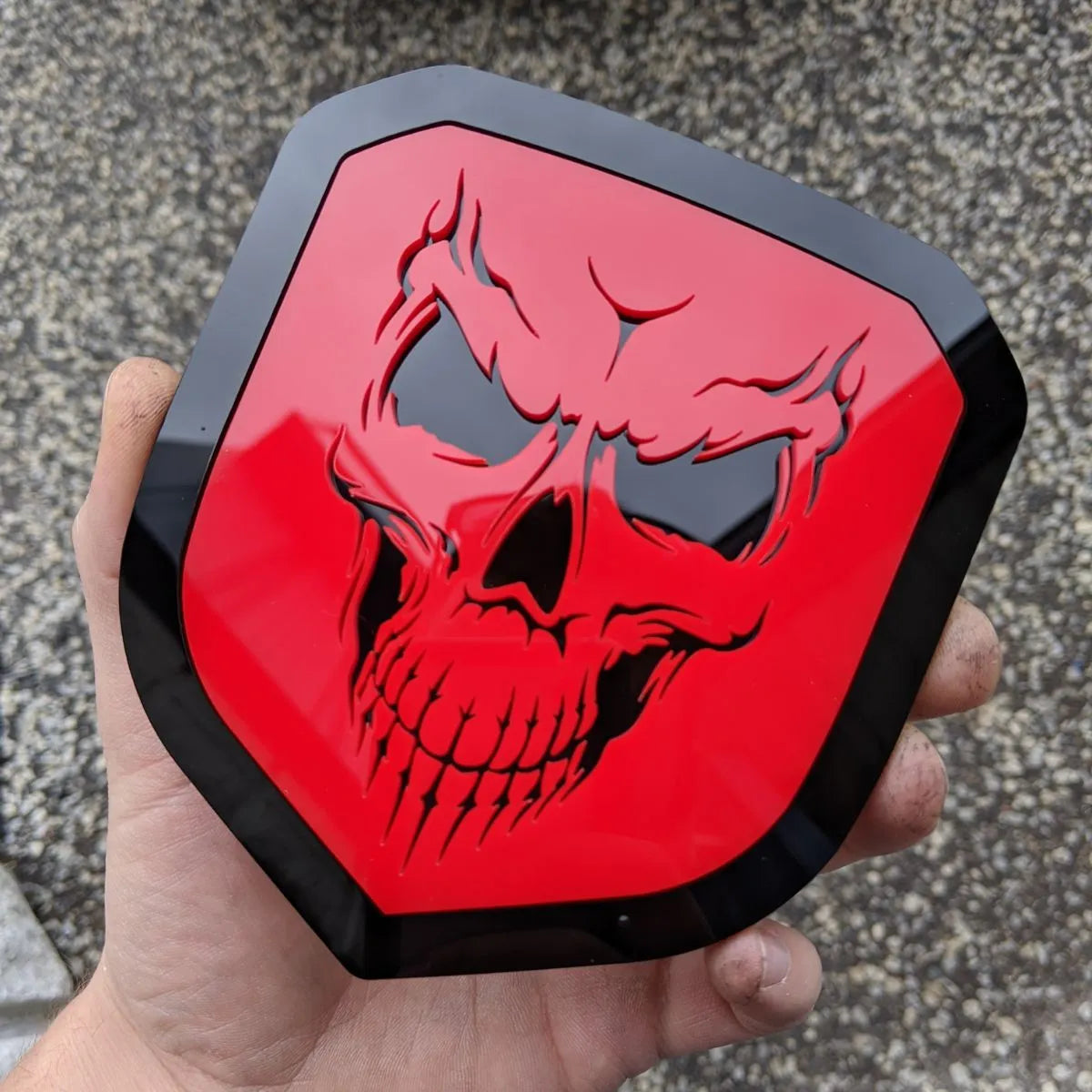 Insignia de calavera: compatible con la parrilla Dodge® Ram® 2013-2018 -1500, 2500, 3500 - Contorno rojo y negro